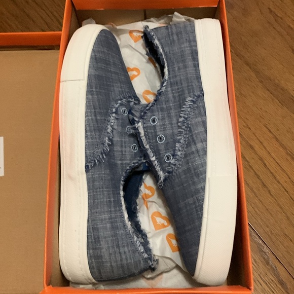 Rocket Dog Amika Denim Blue Slip On Sneakers Size 9M NIB
ASIN: B07KB13NN9 - Picture 3 of 11